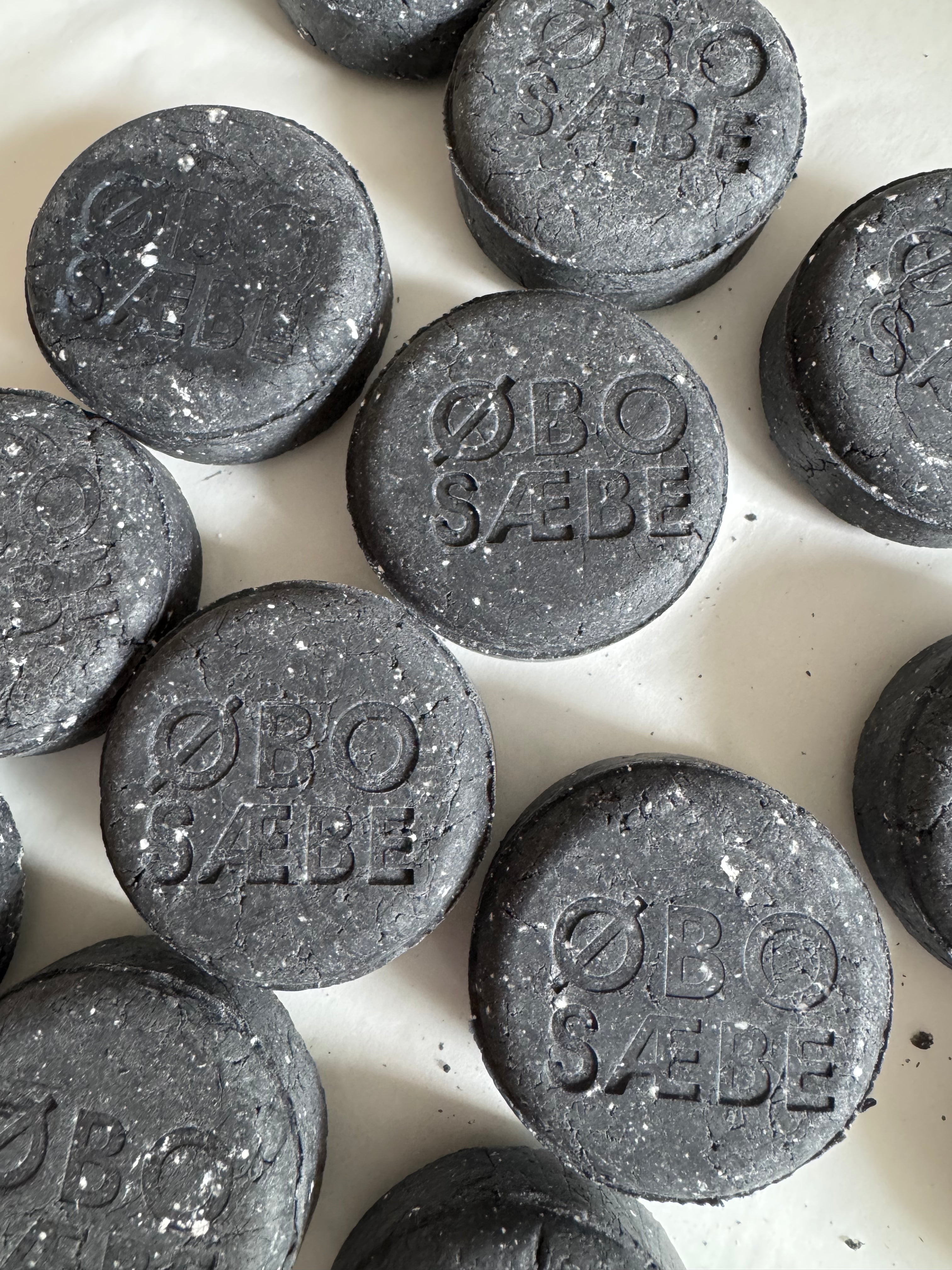 Active charcoal // peppermint shampoo bar